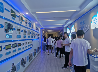 望城經(jīng)開(kāi)區(qū)搭建校企合作新橋梁 組織湖南大學(xué)實(shí)習(xí)生深入企業(yè)一線學(xué)習(xí)軟件開(kāi)發(fā)與信息技術(shù)咨詢(xún)服務(wù)